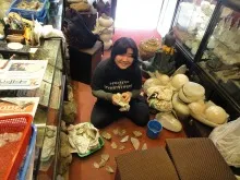 ネパールの店先で水晶を磨く店主